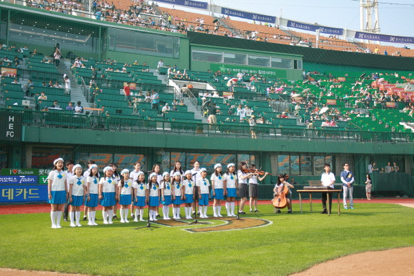 경기전 애국가를 부르는 유니세프 재능봉사단